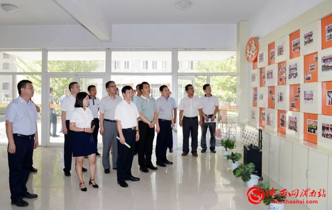 樊存弟一行轻车简从，先后督导检查了渭南实验初级中学、临渭交警大队和站南街道青青家园社区普法工作情况。图为在渭南实验初级中学督导检查普法工作。记者 许艾学 摄