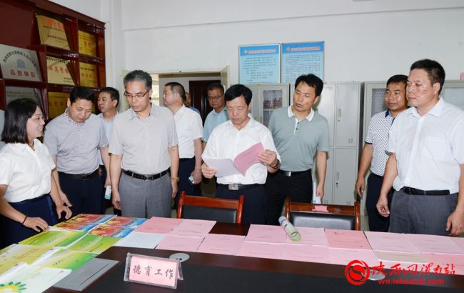 樊存弟一行在渭南实验初级中学查看普法宣传资料。记者 许艾学 摄