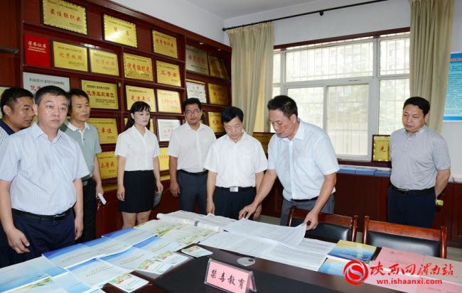 樊存弟一行在渭南实验初级中学查看普法宣传资料。记者 许艾学 摄