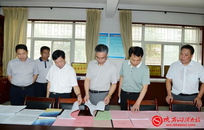 樊存弟一行在渭南实验初级中学查看普法宣传资料。记者 许艾学 摄