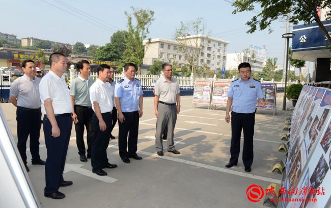 樊存弟一行轻车简从，先后督导检查了渭南实验初级中学、临渭交警大队和站南街道青青家园社区普法工作情况。图为在渭南交警临渭大队督导检查普法工作。记者 许艾学 摄