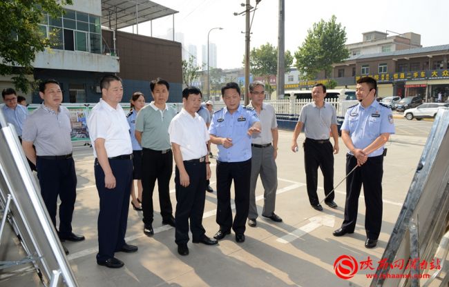 樊存弟一行观看临渭交警大队法治宣传展板。记者 许艾学 摄