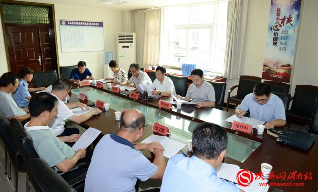 樊存弟一行听取临渭交警大队“七五”普法汇报。记者 许艾学 摄