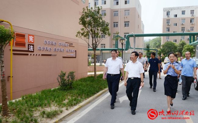 樊存弟一行轻车简从，先后督导检查了渭南实验初级中学、临渭交警大队和站南街道青青家园社区普法工作情况。图为在站南街道青青家园社区督导检查普法工作。记者 许艾学 摄