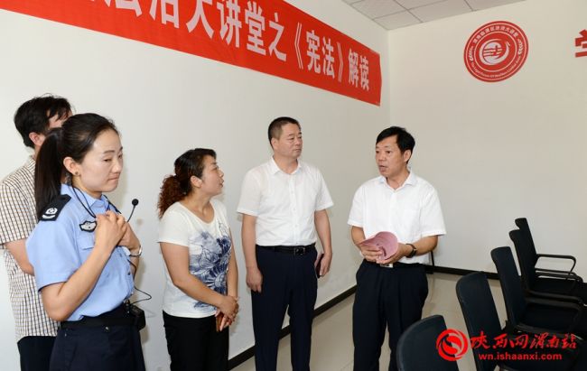 樊存弟一行在站南街道青青家园观看社区活动中心。记者 许艾学 摄