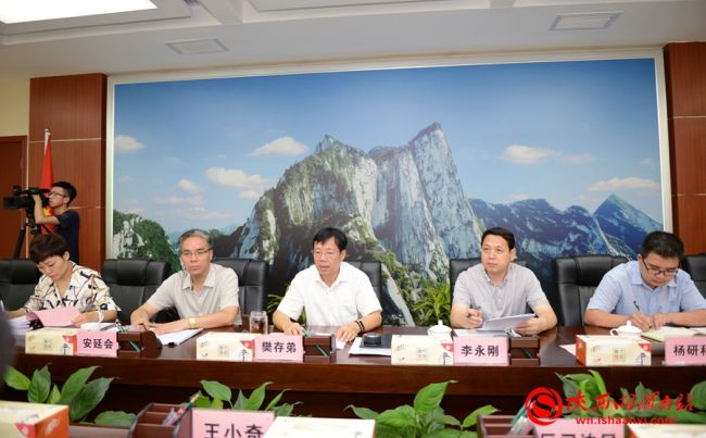 樊存弟一行详细听取了临渭区普法工作全面汇报，并就全市、全区“七五”普法工作提出具体要求。记者 许艾学 摄