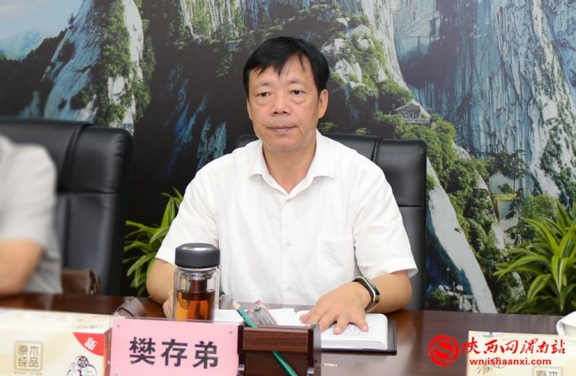 樊存弟一行详细听取了临渭区普法工作全面汇报，并就全市、全区“七五”普法工作提出具体要求。记者 许艾学 摄