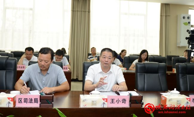 临渭区委常委、常务副区长王小奇就临渭区“七五”普法工作进行汇报。记者 许艾学 摄