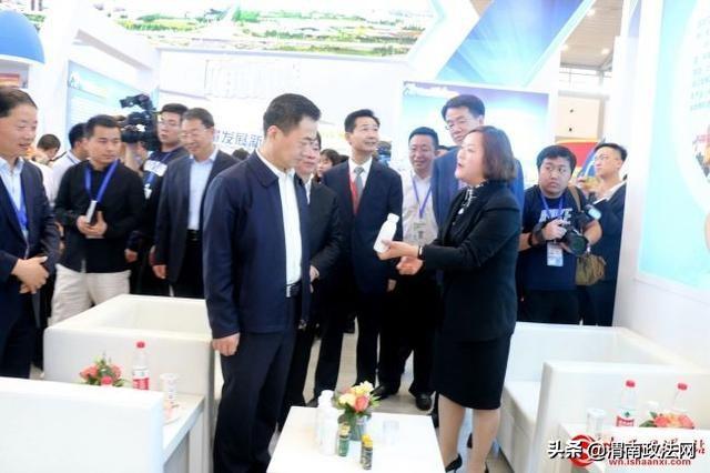 渭南市市长李毅视察第四届丝博会经开区展位(图)