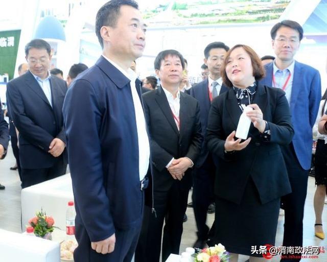 渭南市市长李毅视察第四届丝博会经开区展位(图)