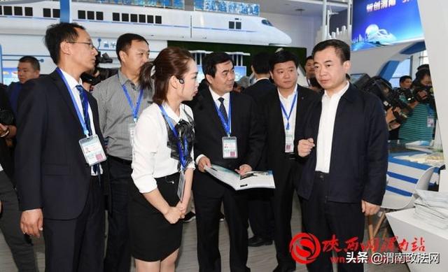 第四届丝博会开幕 市长李毅视察渭南展区（组图）