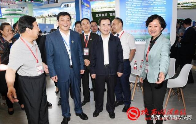 第四届丝博会开幕 市长李毅视察渭南展区（组图）