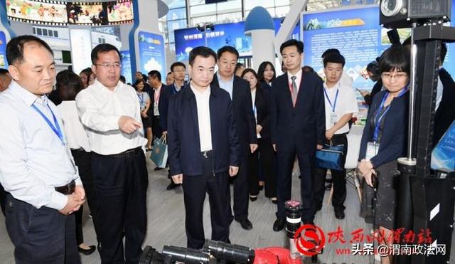 第四届丝博会开幕 市长李毅视察渭南展区（组图）