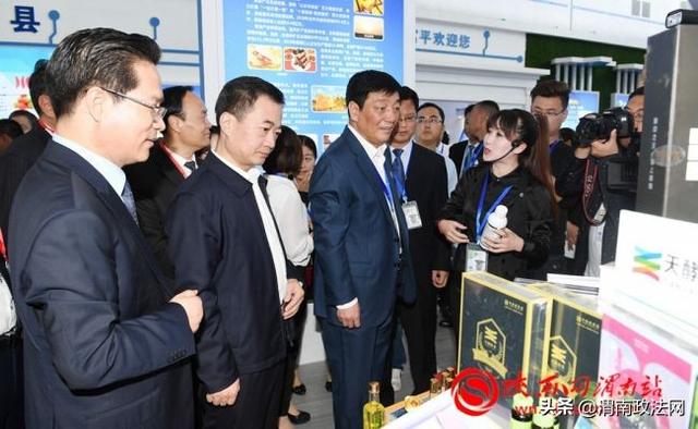 第四届丝博会开幕 市长李毅视察渭南展区（组图）