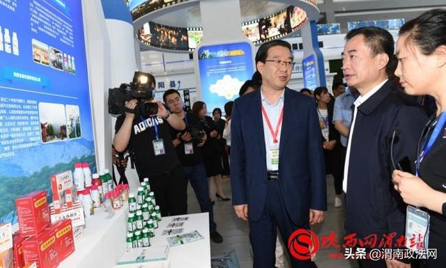 第四届丝博会开幕 市长李毅视察渭南展区（组图）