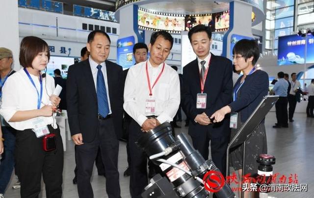 第四届丝博会开幕 市长李毅视察渭南展区（组图）