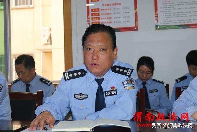 高新交警大队传达学习《湖南长沙和江苏淮安个别交警滥用职权严重违法违规免除交通违法记分案件的情况通报》