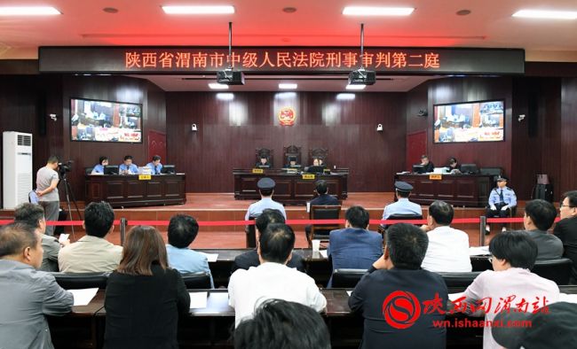 5月21日上午9时30分,渭南市中级人民法院公开开庭审理了民用航空西北地区管理局原党委书记、副局长罗智峰受贿一案。记者 杨青山 王倩 摄