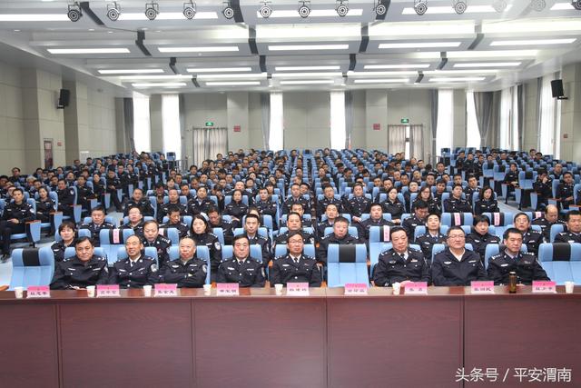 渭南市公安局组织民警收看十九届政治局常委同中外记者见面会实况直播