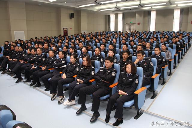 渭南市公安局组织民警收看十九届政治局常委同中外记者见面会实况直播