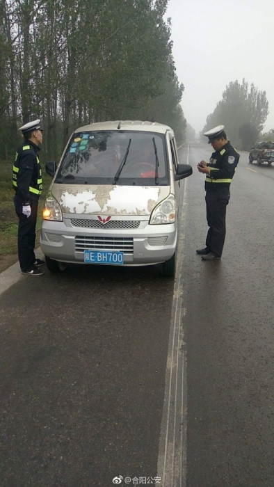 “双节”最后一天，108国道迎来又迎来返城高峰，合阳公安交警大队民警民警坚守国道，对过往各类车辆严查。