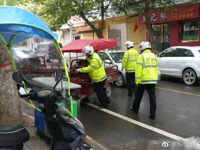 10月8日，华州区迎来了国庆长假人流、车流返程高峰，民警根据辖区实际，科学调警。