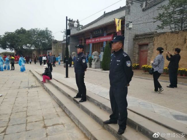 10月8日，“超级黄金周”假期最后一天，澄城公安尧头窑景区执勤民警全员在岗投入景区安保。