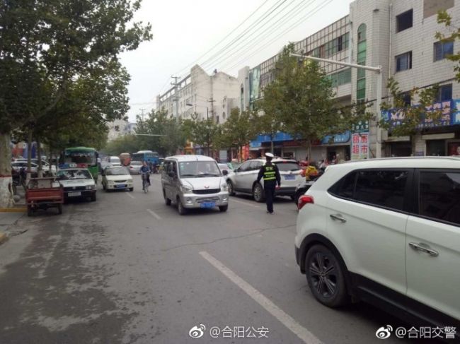 10月8日，黄金周最后一天，合阳公安交警大队民警在汽车站疏导交通，并对车站实名制购票、安检、消防安全等状况进行了检查。