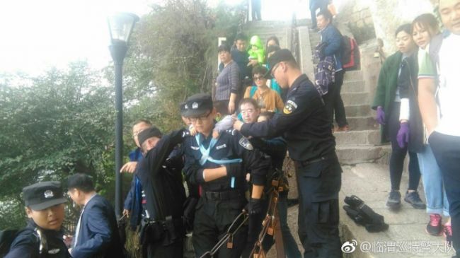 10月8日，临渭巡特警大队民警继续坚持岗位，真诚帮助游客，像亲人一样热情般服务游客。