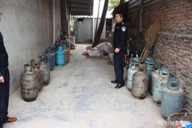 10月8日，渭南富平流曲派出所联合住建局及到贤镇政府在辖区开展危险物质大排查。
