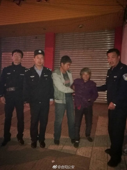 10月8日零时，合阳公安金水派出所民警夜间巡逻救助老人。