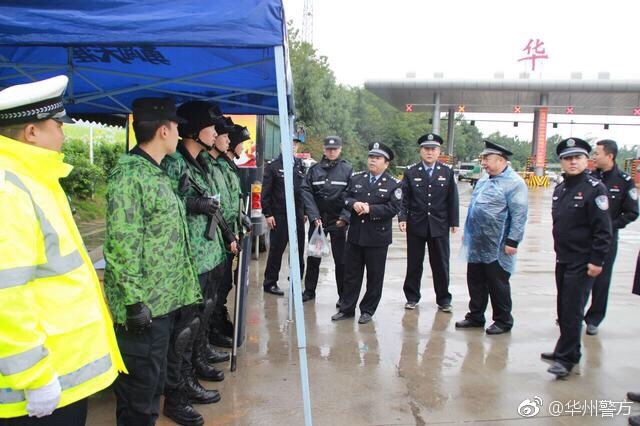 国庆中秋“双节”假期，华州区公安局渭华起义红色旅游区治安巡防小分队坚守在渭华起义纪念碑下，维护着红色景区的治安秩序。