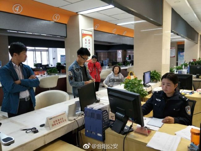 国庆节期间，合阳公安户籍窗口开通电话、网上等预约服务，同时开设绿色通道，全心全意的为辖区群众服务。