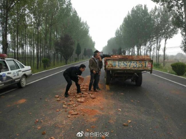 合阳公安同家庄所民警迅速帮助砖车司机刘师傅捡拾砖块，第一时间疏通道路。 
