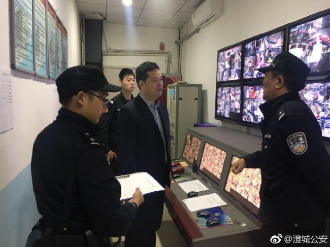 黄金周最后一天，返程群众聚集车站，澄城公安城关派出所民警趁清早来到辖区汽车站巡查安全。