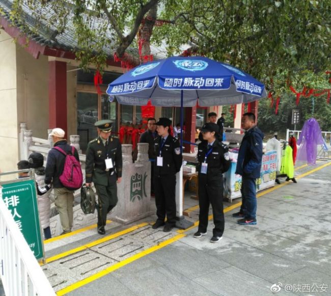 为确保节日期间华山景区治安稳定，全体执勤民警热情服务群众，及时处置各类突发案事件。