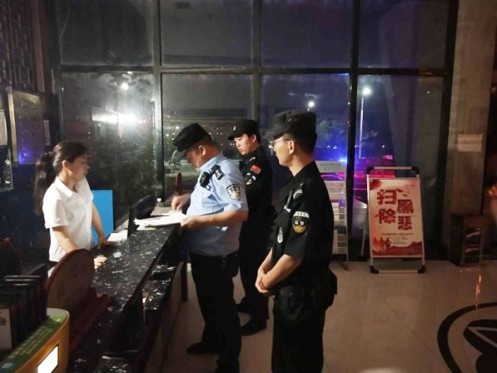 公安干警对娱乐场所进行情况调查1