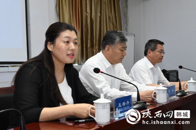 ⑤韩城市信访局副局长王杨丹宣读基础业务培训会教学计划。记者 闫少波 摄