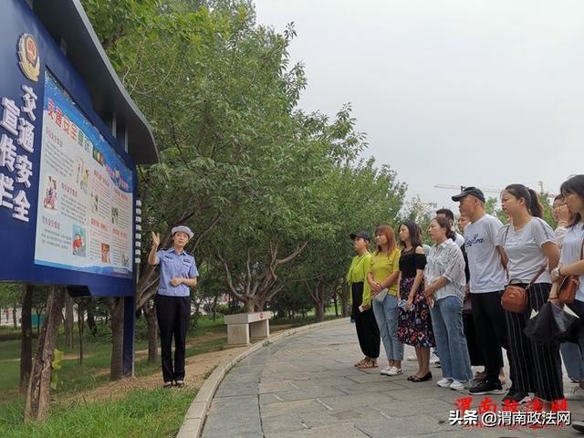 华阴交警大队组织“准驾驶员”参观交通安全公园 提升文明交通安全意识(图)