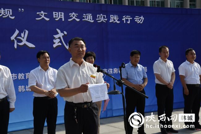 韩城市出租车驾驶员代表做表态发言。 记者 闫少波 摄