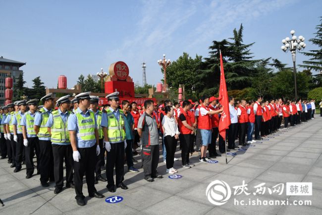 韩城市委宣传部、文明办、教育局、公安局、住建局、交通局、综合行政执法局等主要负责同志和全市党政机关干部职工、驾驶员、驾校学员、交通志愿者及市民代表等共计700余人参加启动仪式。记者 闫少波 摄