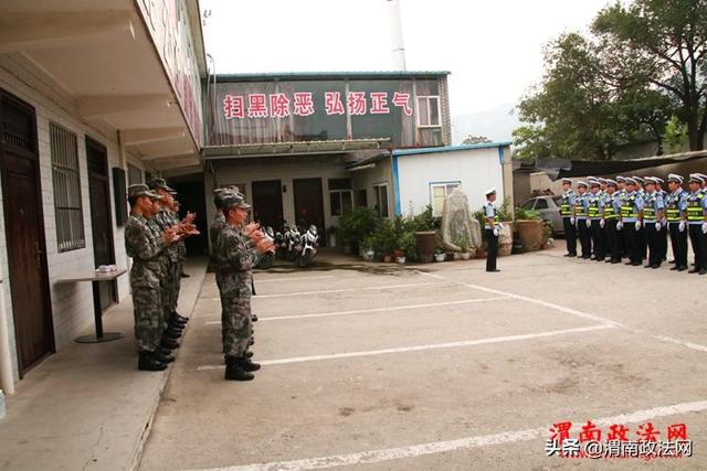 你的节日，我的致敬：华阴交警警营开放迎“八一”（图）