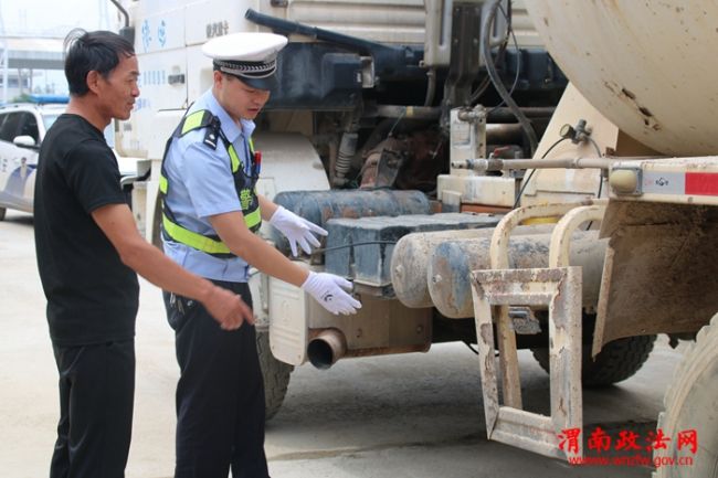 近日，华阴交警大队岳北中队组织民警深入辖区远通商砼有限公司，开展交通安全宣传活动。