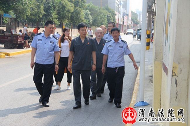 8月19日上午，澄城县法院百名干警对包联的七路街道开展了清理工作。