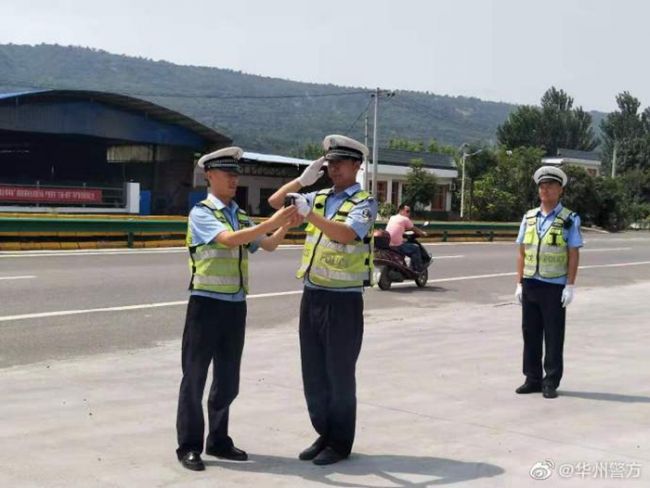 8月19日，华州公安交警杏林中队针对民警使用执法记录仪过程中存在的问题，进行现场培训。