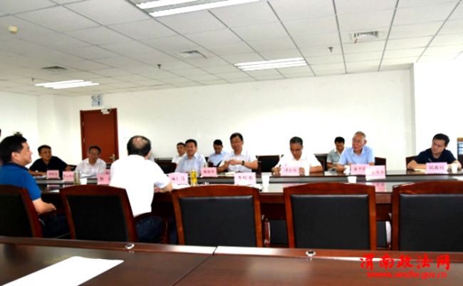 8月15日上午，省司法厅党组成员、副厅长麻仁伟一行来渭检查贯彻落实中省加强人民调解员队伍建设法规政策工作。