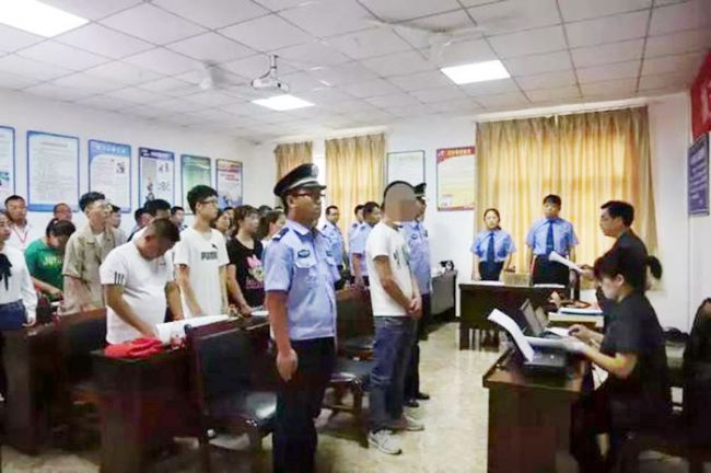 8月26日下午，潼关县人民检察院提起公诉的王某某、曹某某危险驾驶案在潼关县鸿运驾校开庭审理。