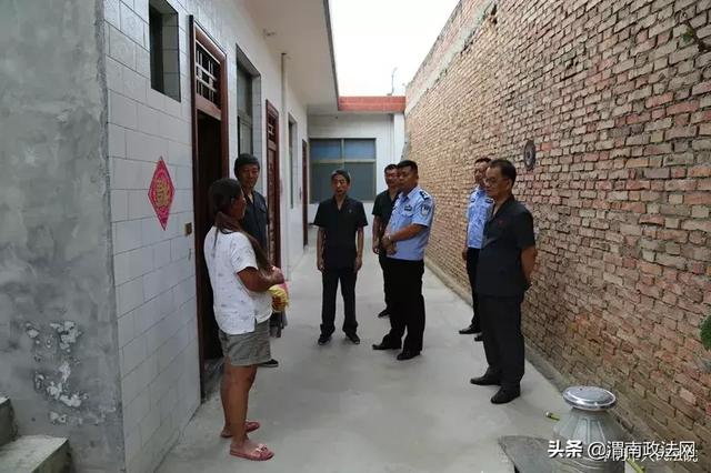 华阴法院为帮扶村送去保洁手推车，助力人居环境改善