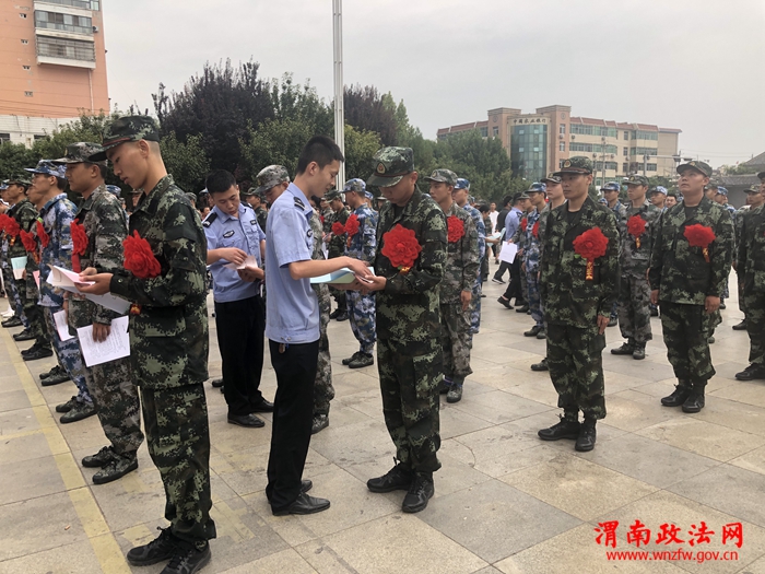 华阴法院法警大队为入伍新兵发放《军人军属合法权益保护卡》(2)