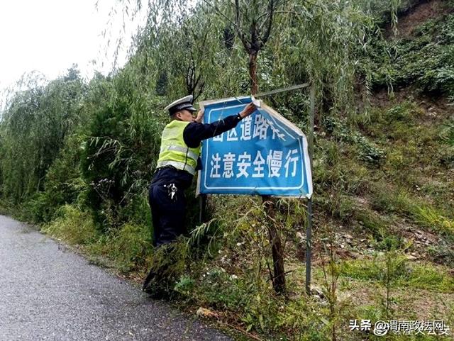 潼关公安交警对辖区重点积水路段,临沟临崖路段进行第一时间隐患排查.